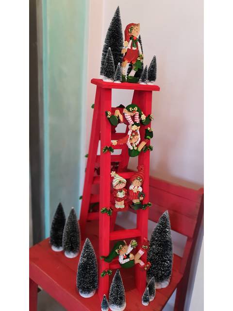 Escalerita con Duendes y Niñas Cantoras